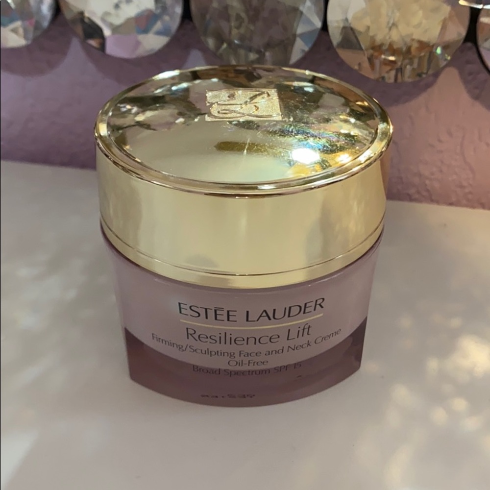 Estée Lauder resilience lift moisturizer